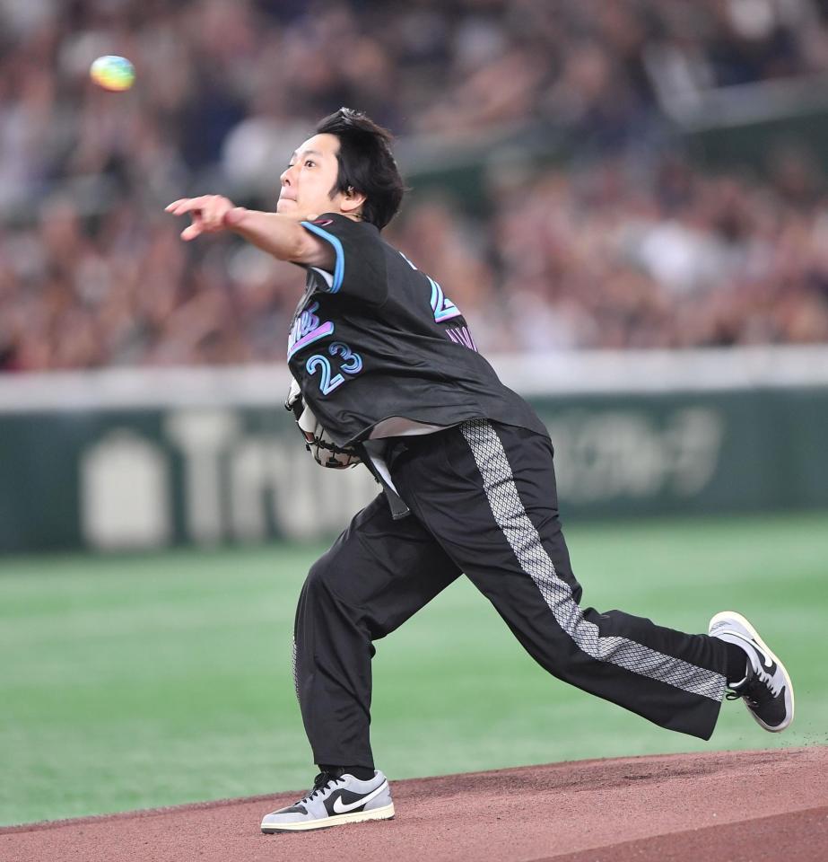 　始球式を務める二宮和也（撮影・開出牧）