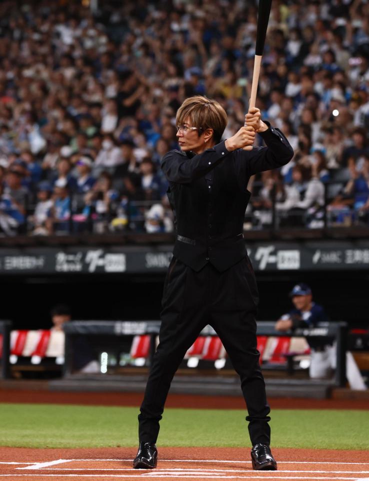 　鬼龍院翔からボールを奪われたが、バッターボックスに立つＧＡＣＫＴ（撮影・中島達哉）