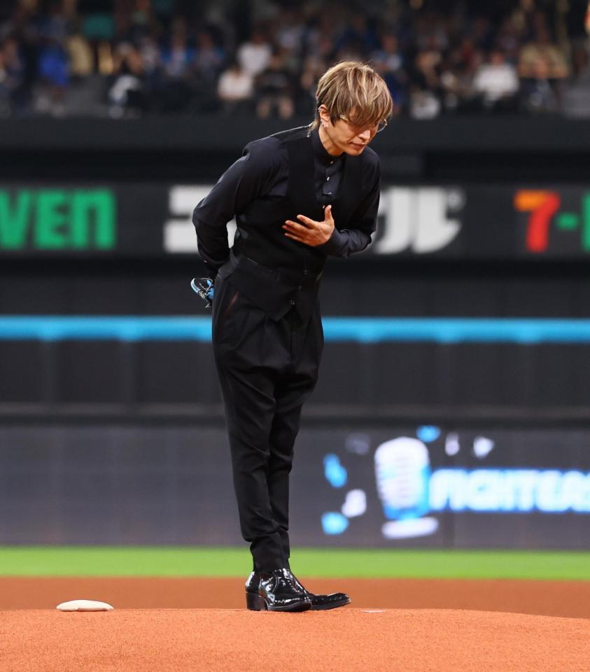 　ファーストピッチセレモニーでマウンドで一礼するＧＡＣＫＴ（撮影・中島達哉）