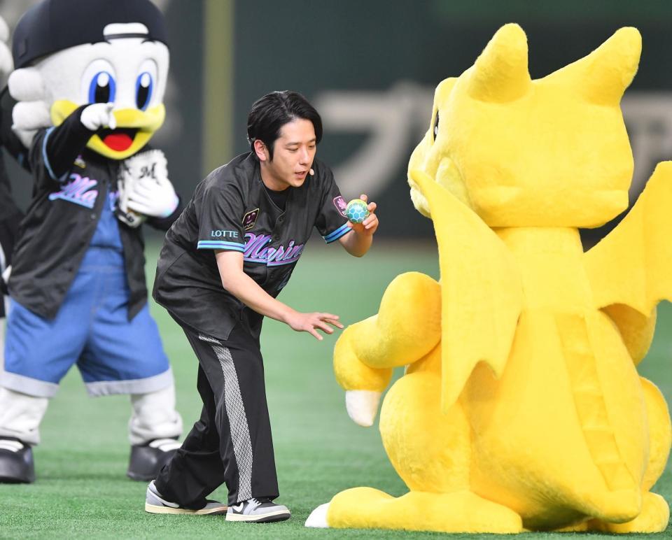 　始球式のボールを手にする二宮和也（撮影・開出牧）