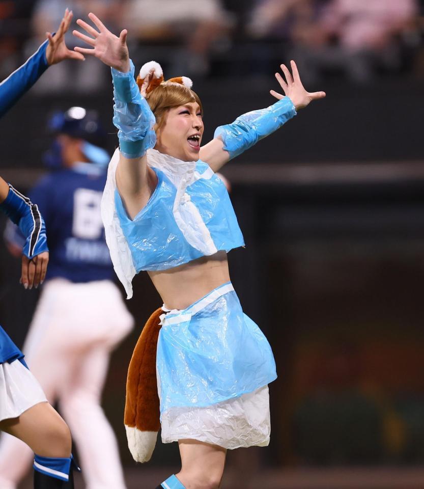 　きつねダンスを踊る鬼龍院翔（撮影・中島達哉）