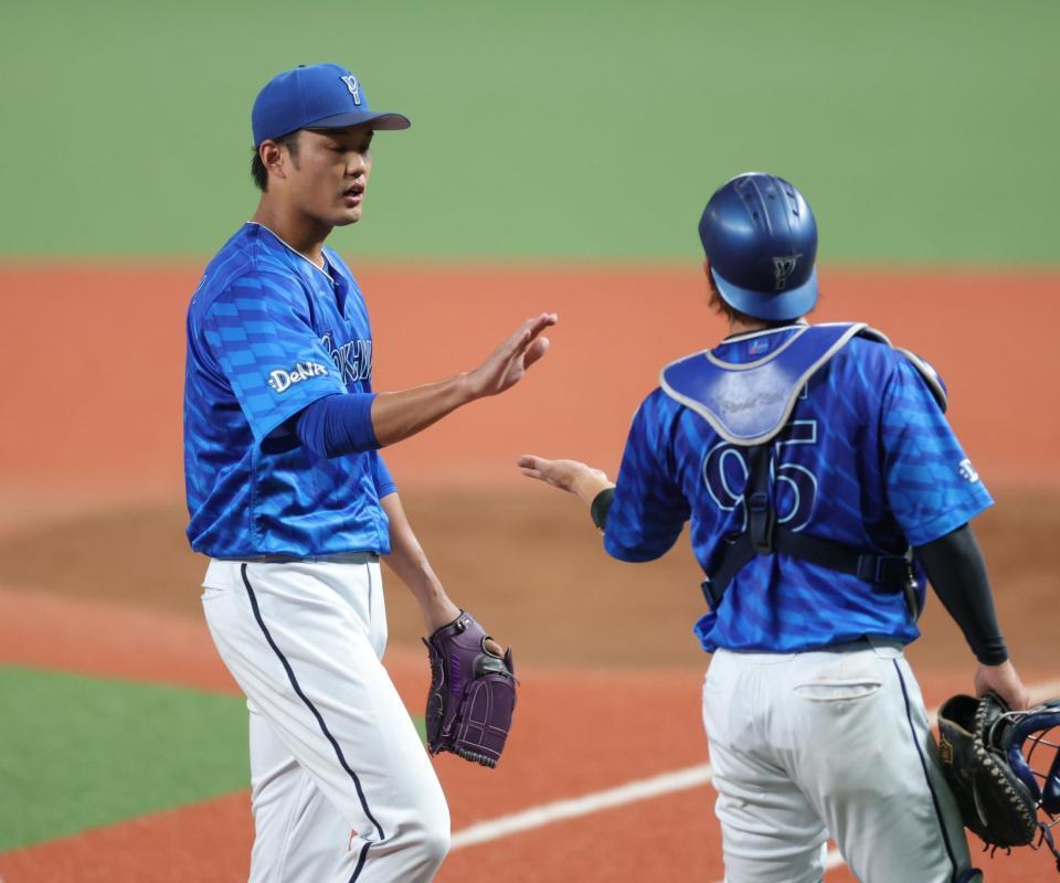 　２回を無失点に抑え、九鬼（右）とタッチを交わす藤浪（撮影・西岡正）