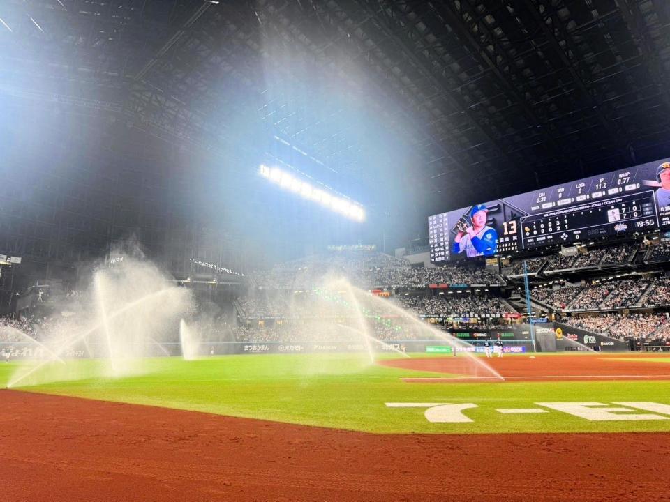 　スプリンクラーが誤作動し、試合が中断した（撮影・中島達哉）