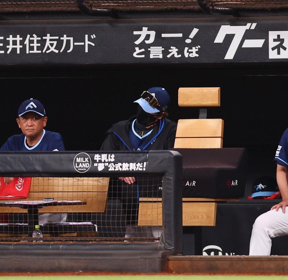 　６回、スプリンクラーが誤作動し、首をひねる新庄監督（中央）＝撮影・中島達哉