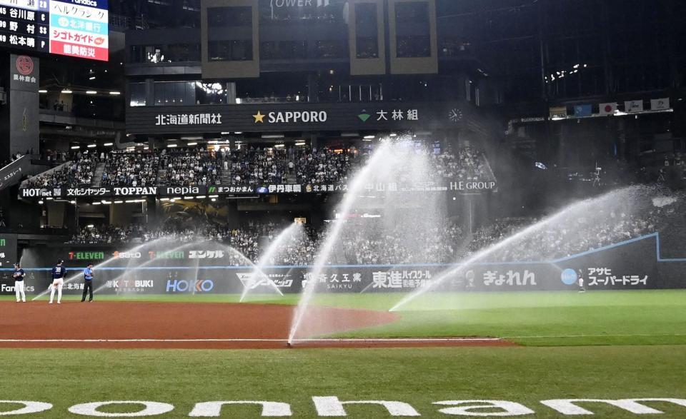 　６回のソフトバンク攻撃前、試合中に作動したスプリンクラー