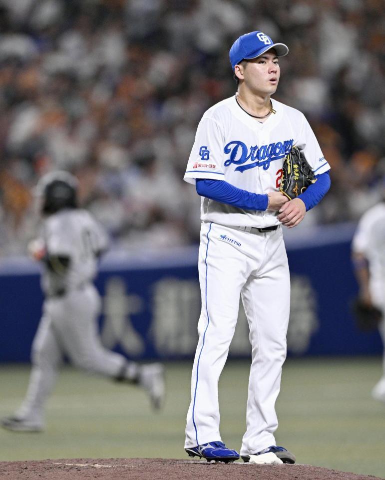 　４回、甲斐（左）に３ランを浴びた金丸