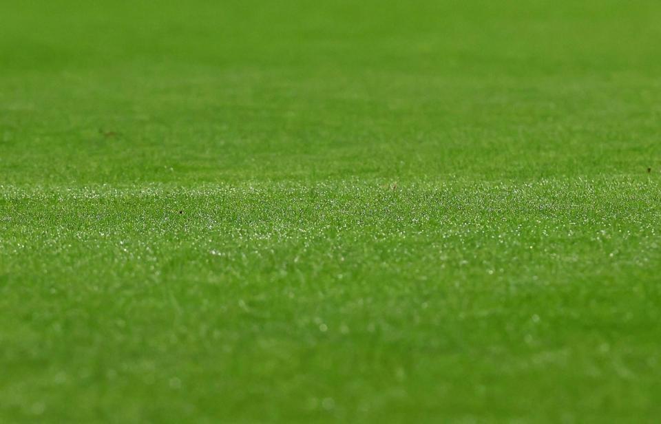 　６回、スプリンクラーが誤作動し、外野の芝生が濡れる（撮影・中島達哉）