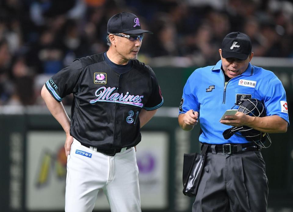 　７回、投手交代を告げる吉井監督（撮影・開出牧）