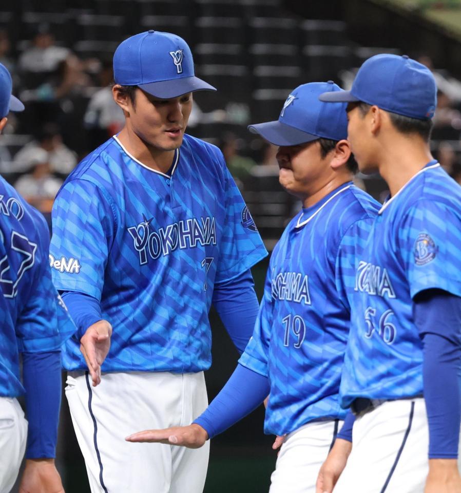 　８回を無失点に抑えた山崎（右）とタッチを交わす藤浪（撮影・西岡正）