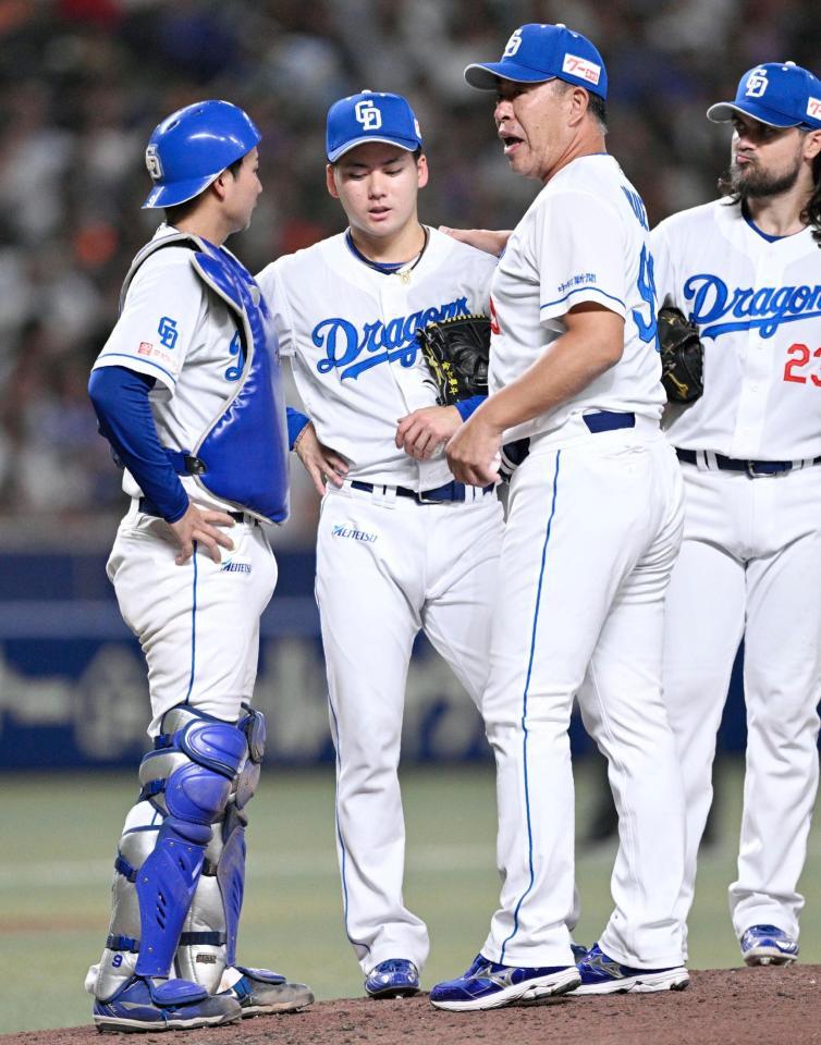 　６回途中、井上監督（右から２人目）から降板を告げられる金丸