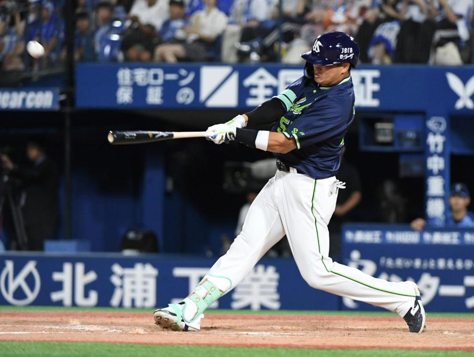 　９回、村上は右越えに２号ソロを放つ（撮影・佐藤厚）