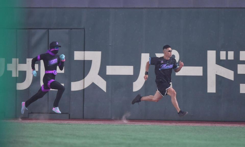 　恒例のダッシュマンレースで挑戦者（右）がダッシュマンに圧勝し４万円ゲット（撮影・開出牧）