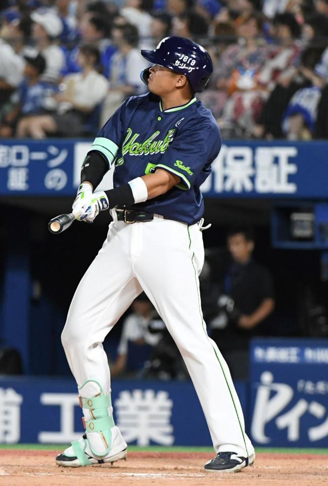 　９回、村上は右越えに２号ソロを放つ（撮影・佐藤厚）