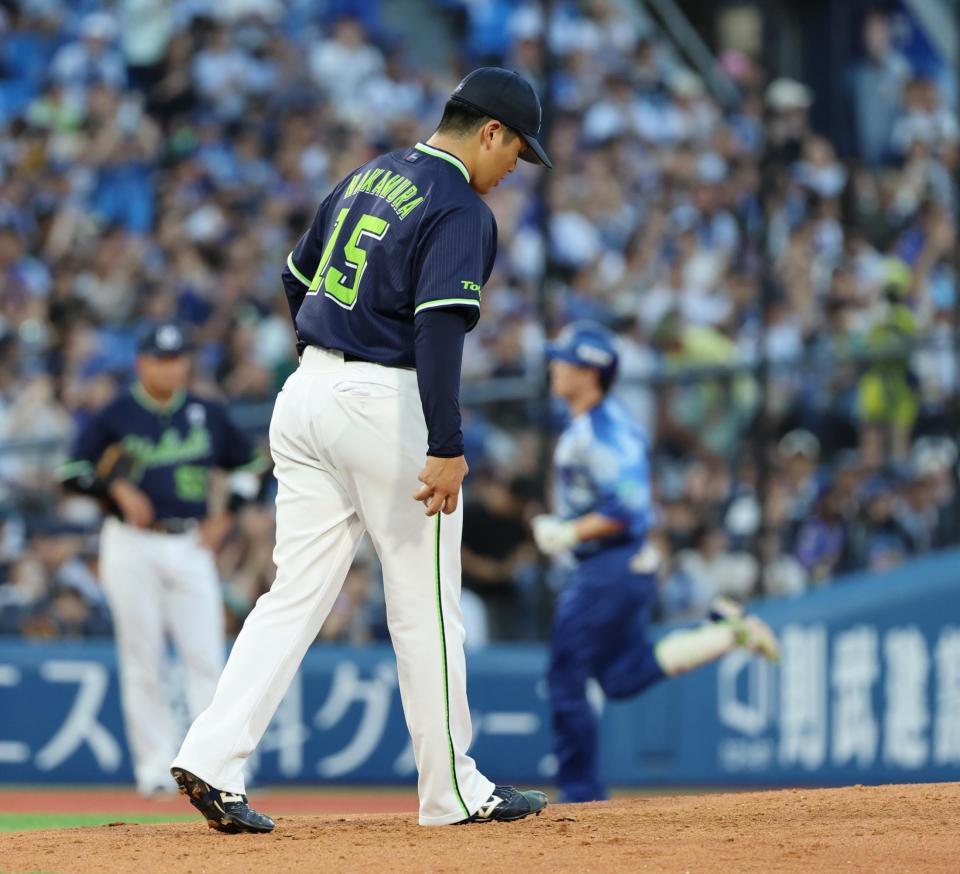 　２回、佐野（右）に左越えソロを打たれた中村優