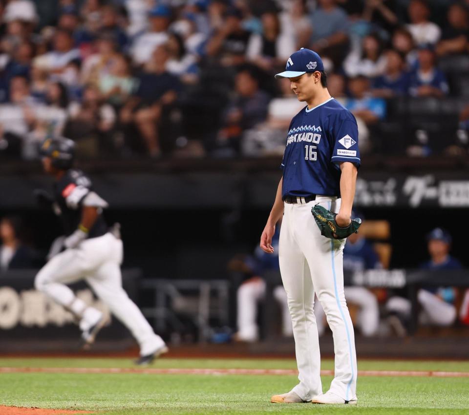 　５回、ダウンズ（左）にソロを浴び、肩を落とす達（撮影・中島達哉）