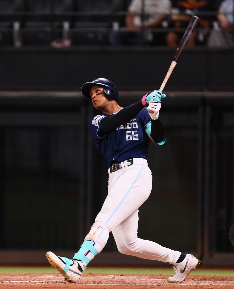 　４回、２ランを放つ万波（撮影・中島達哉）