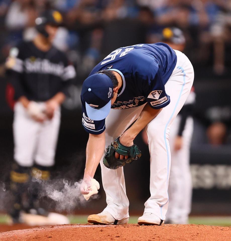 　５回、ロジンを手にする達（撮影・中島達哉）