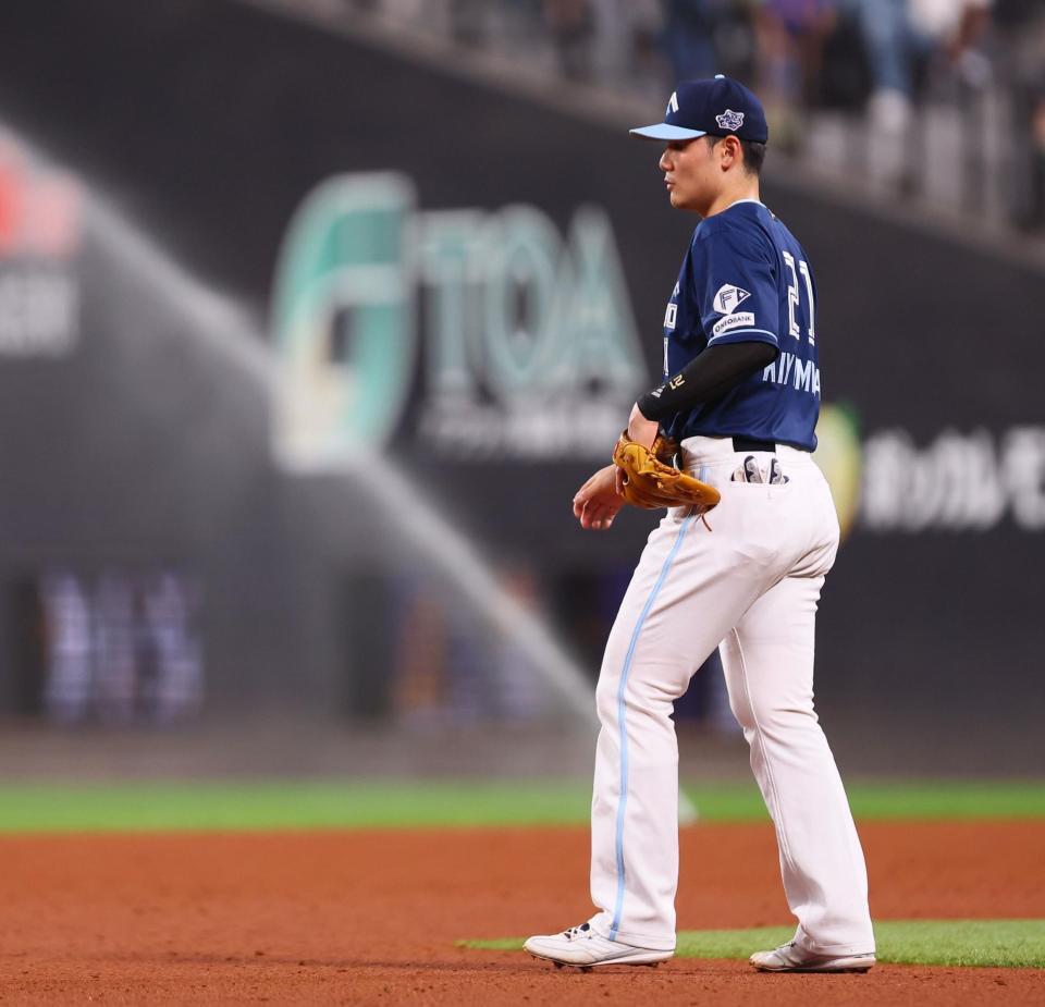 　６回、スプリンクラーが誤作動し、見つめる清宮幸（撮影・中島達哉）