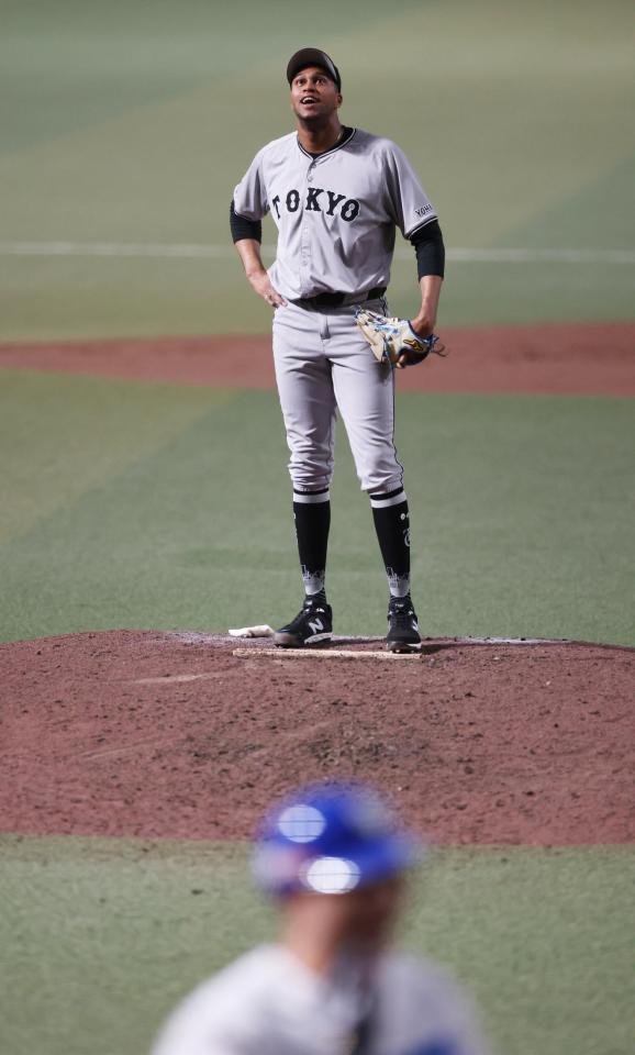 　９回、細川（手前）に同点２ランを許したマルティネス