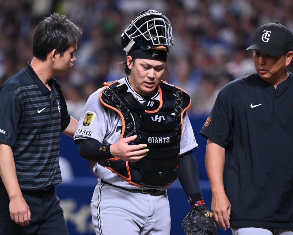 　６回途中、手当てのためベンチに戻る甲斐（中）