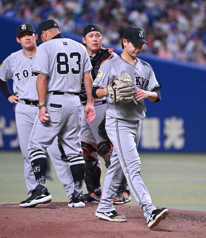 　５回途中、降板する井上（右）。後方は阿部監督