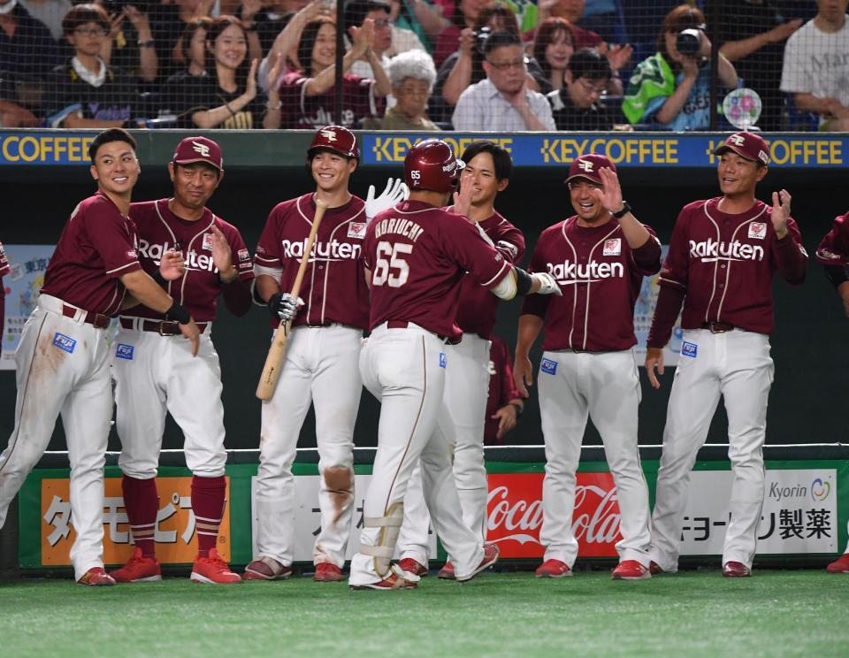 　６回、右越え２ランを放ちナインとタッチを交わす堀内（６５）＝撮影・開出牧