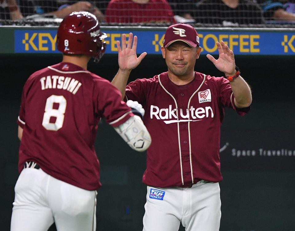 　２回、右越えソロを放った辰己とタッチを交わす三木監督（撮影・開出牧）