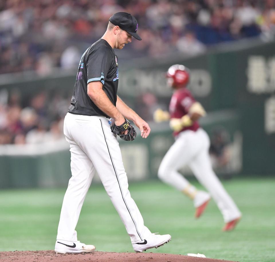 　４回、ゴンザレス（後方）に左越えソロを打たれたサモンズ（撮影・開出牧）