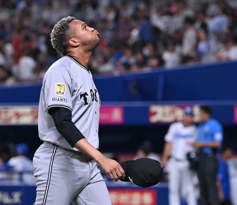 　９回を終え、ベンチに戻るマルティネス