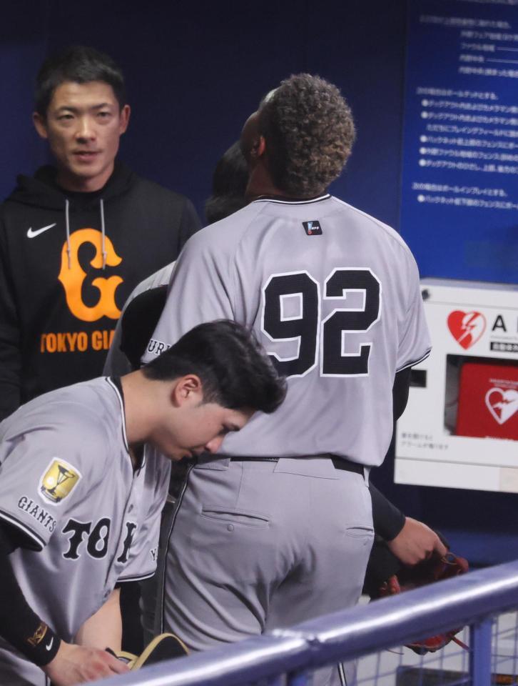 　９回を終え、ベンチに戻ったマルティネス