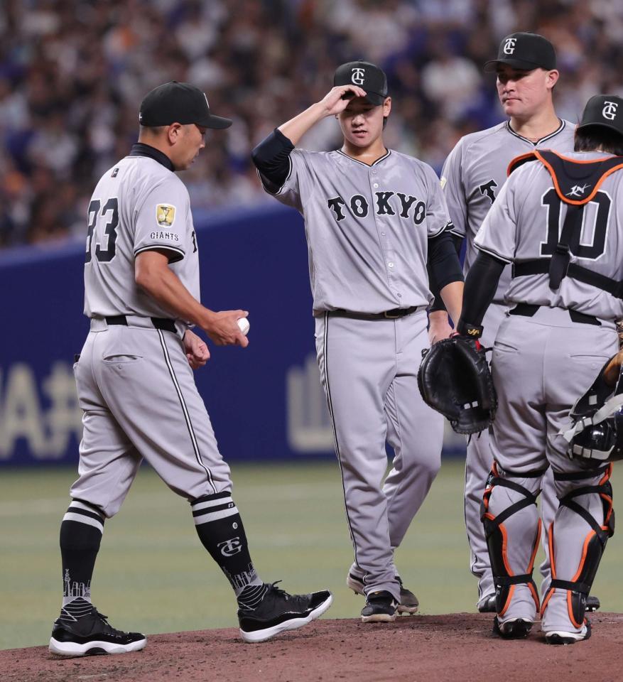 　５回、井上（中央）に交代を告げる阿部監督（左端）