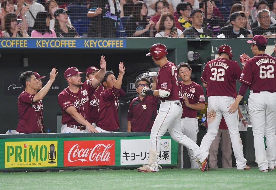 　９回、勝ち越しの右犠飛を放ちナインとタッチを交わす村林（中央手前）＝撮影・開出牧