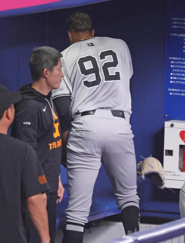 　９回を終え、ベンチに戻りグラブを投げるマルティネス