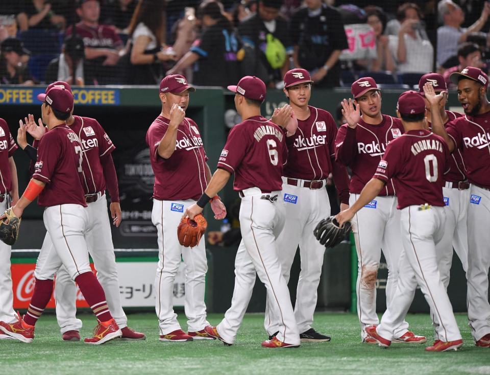 　５連勝し村林（６）らナインとタッチを交わす三木監督（撮影・開出牧）