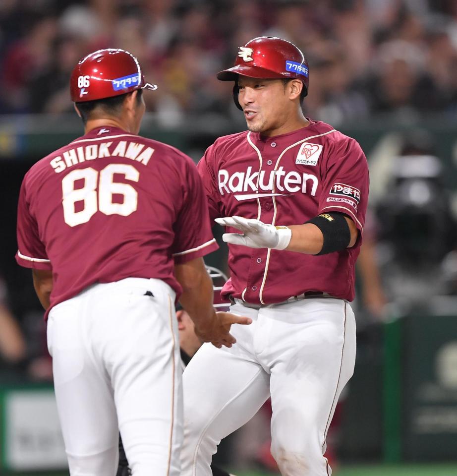 　６回、右越え２ランを放ち塩川コーチ（手前）とタッチを交わす堀内（撮影・開出牧）