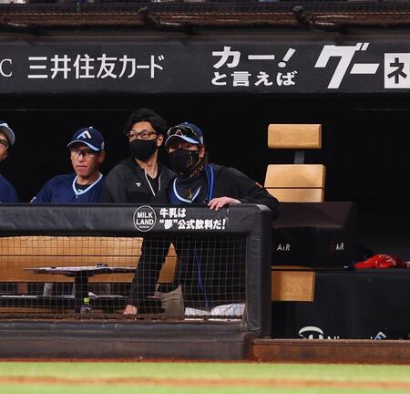 　９回、追い上げるもソフトバンクに惜敗し、引き揚げる新庄監督（中央）＝撮影・中島達哉