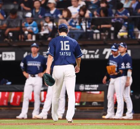 　５回、追加点を許し、ベンチに戻る達（撮影・中島達哉）