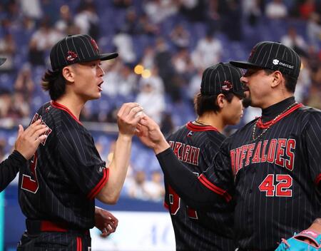 　寺西（左）はマチャドからウイニングボールを手渡される（撮影・山口登）