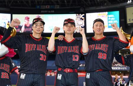 　ポーズを決める（左から）広岡、寺西、杉本（撮影・山口登）