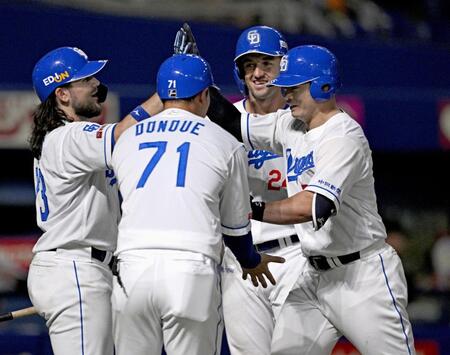 中日　見せた九回から底力　細川同点２ラン　ボスラー犠飛で自力優勝の可能性わずか１日で復活