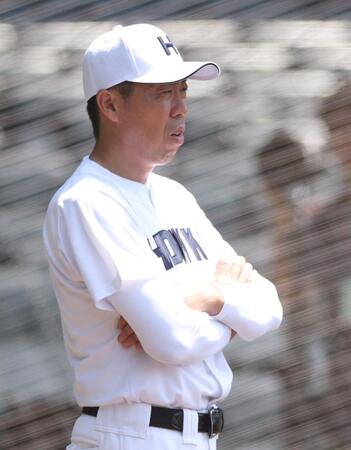 　練習を見つめる北海・平川敦監督（撮影・中田匡峻）