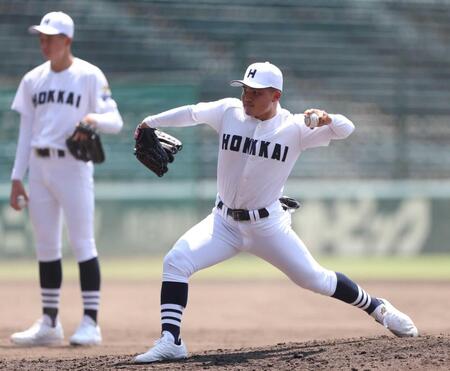 　酷暑対策のユニホームで投球練習をする北海・浅水（撮影・中田匡峻）