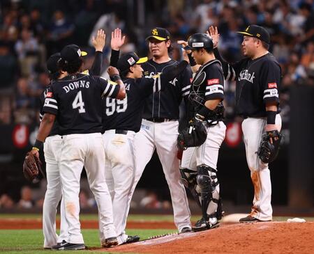 　日本ハムに勝ち越しを決め、タッチを交わすソフトバンクナイン＝７月３１日