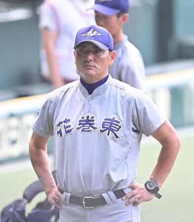 　甲子園練習を見る花巻東・佐々木洋監督（撮影・西田忠信）