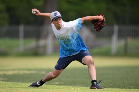 　キャッチボールする青柳（撮影・堀内翔）