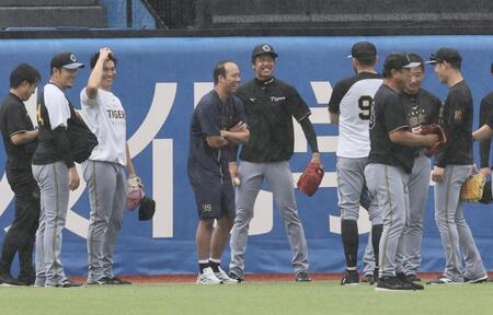 　才木ら投手陣と談笑する青柳（撮影・田中太一）