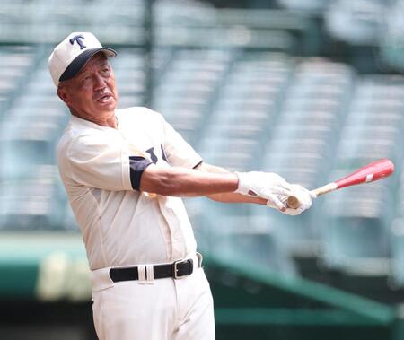 　ノックを打つ東洋大姫路・岡田龍生監督（撮影・中田匡峻）