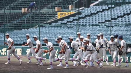 　練習に向け駆け出す東洋大姫路ナイン（撮影・西田忠信）