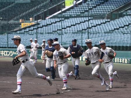 　練習に向け、駆け出す東洋大姫路ナイン（撮影・西田忠信）