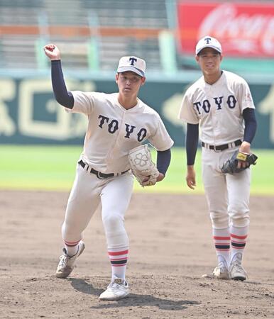 　守備練習する東洋大姫路・阪下漣（左）＝撮影・西田忠信